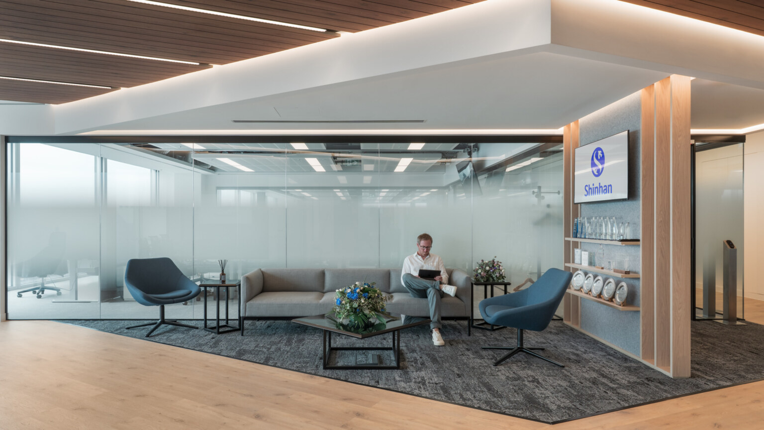 Shinhan-Bank-Office-Design-London-11-aspect-ratio-3840-2160