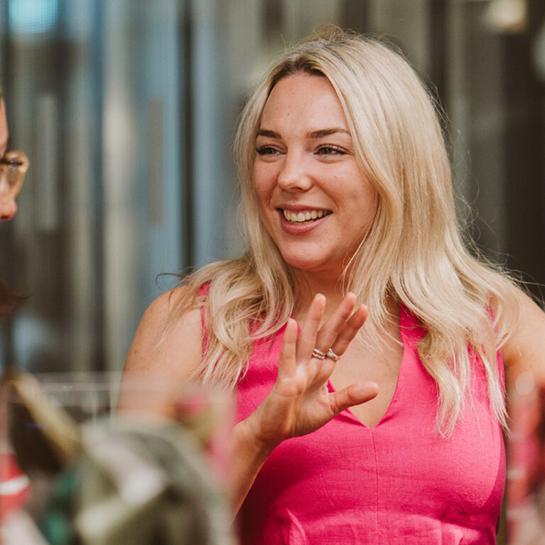 jenny-at-komfort-roundtable-aspect-ratio-1728-1728