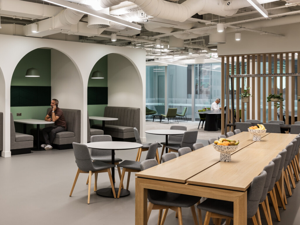 Office-fit-out-for-financial-firm-PRI-16-aspect-ratio-2640-1980