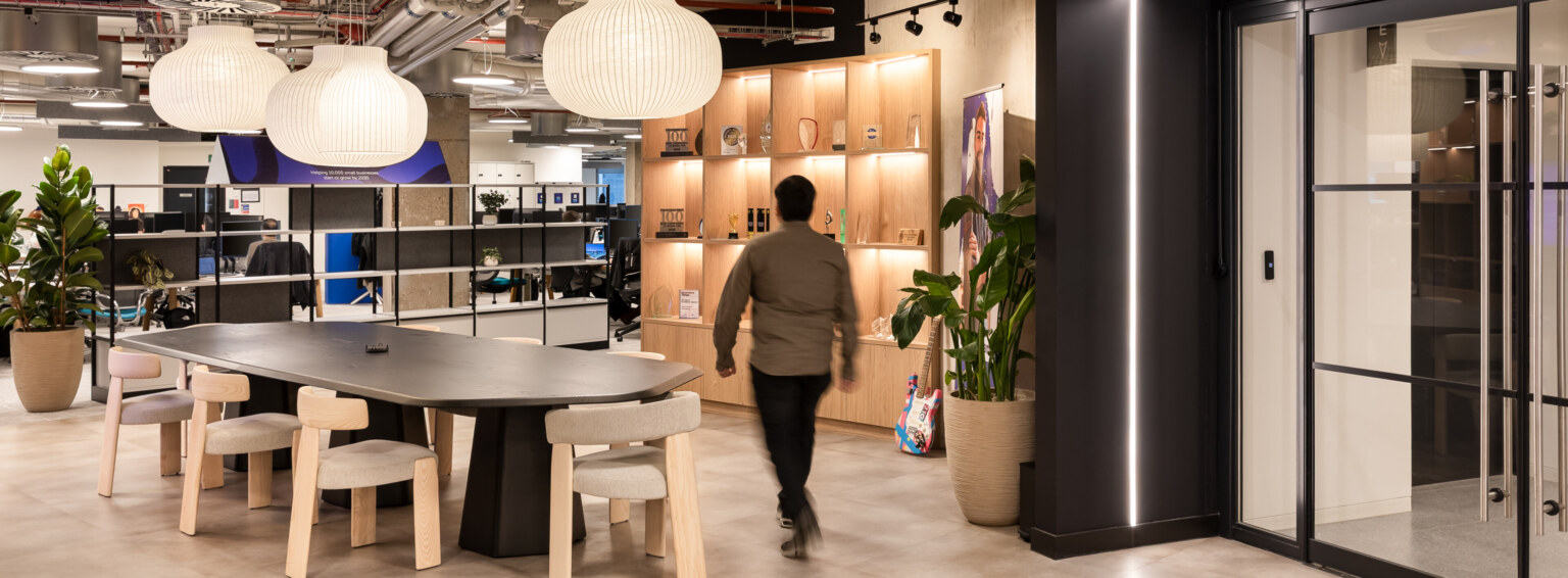 SimplyBusiness-1-MidRes-aspect-ratio-3840-1414