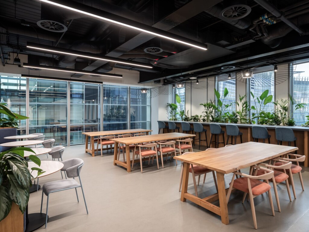 Insurance-Firm-London-19-MidRes-aspect-ratio-2640-1980