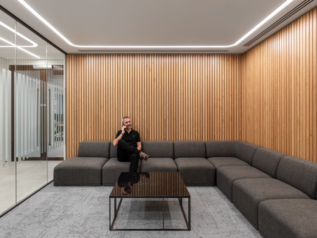 Insurance-Firm-London-8-MidRes-aspect-ratio-2640-1980